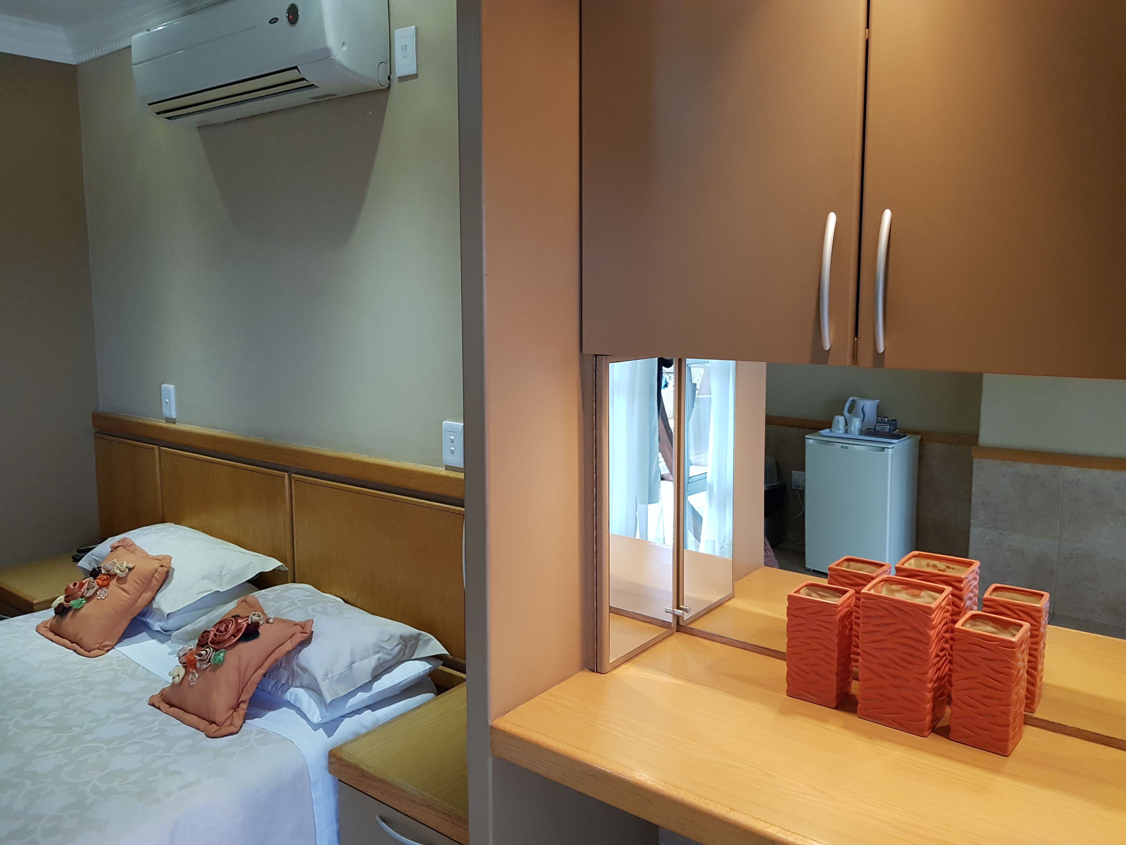 Roupas de cama premium, Wi-Fi de cortesia, roupa de cama