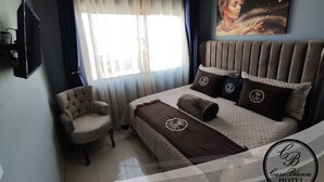 Suite clásica, 1 habitación | Tabla de planchar con plancha, wifi gratis y decoración personalizada 