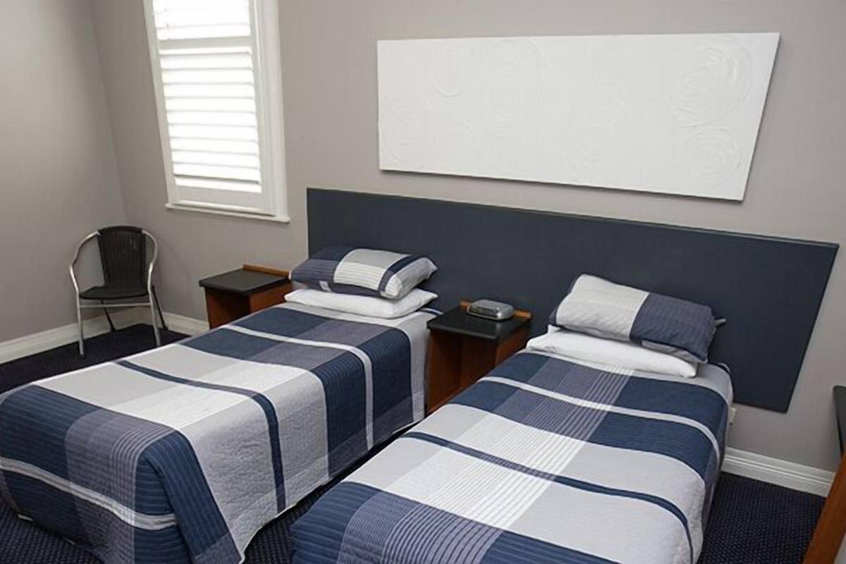 standard twin room | 1 bedroom, desk, free wifi, bed sheets