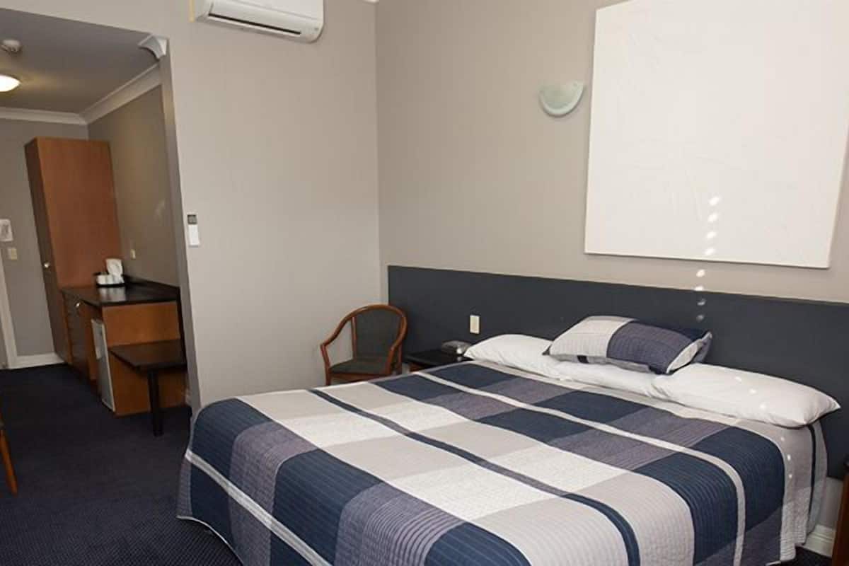 1 bedroom, desk, free wifi, bed sheets