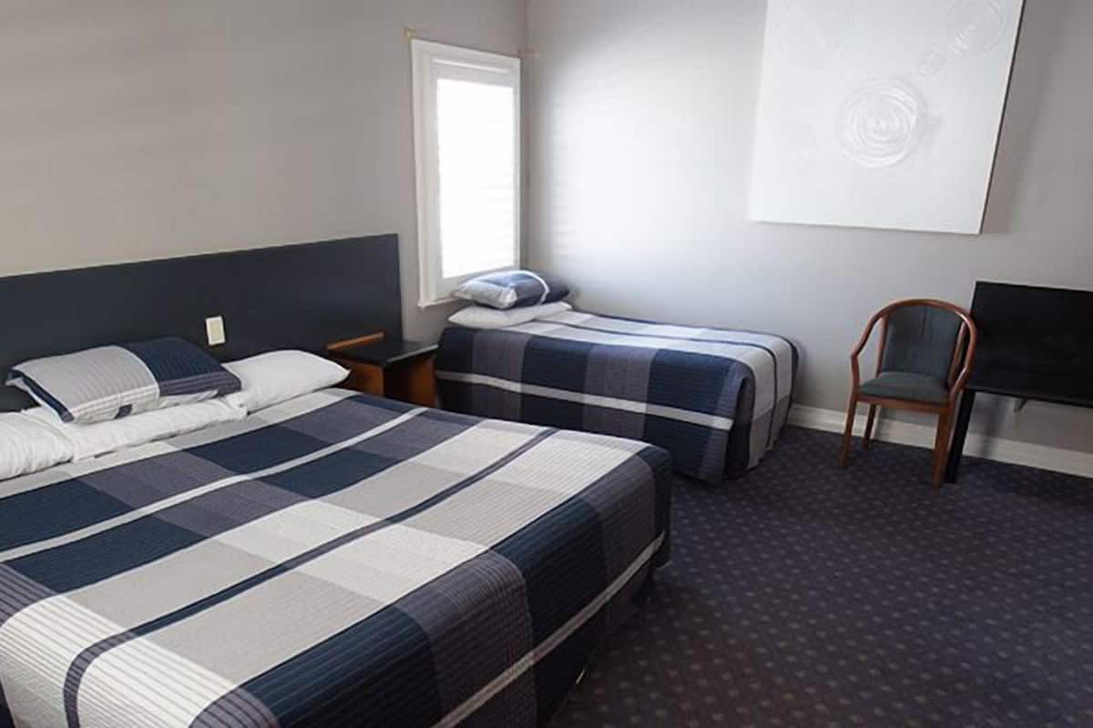 family room | 1 bedroom, desk, free wifi, bed sheets