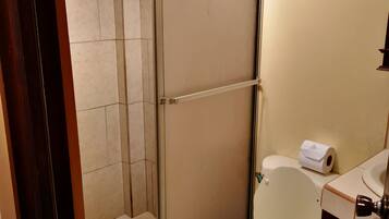 Habitación cuádruple económica | Baño | Regadera, jabón, papel de baño