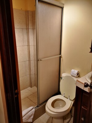 Economy-Vierbettzimmer | Badezimmer | Dusche, Seife, Toilettenpapier