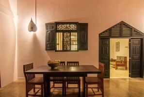 Placa de cocina, tetera/pava eléctrica, silla alta para bebés