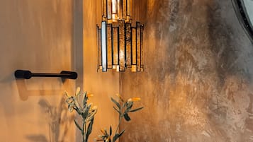 Habitacion Deluxe No. 2 | Amenidades de baño | Amenidades de baño de diseñador, secadora de cabello, toallas, jabón