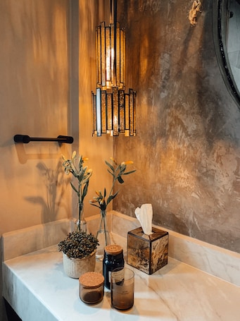 Artículos de tocador de diseñador, secador de pelo, toallas, jabón