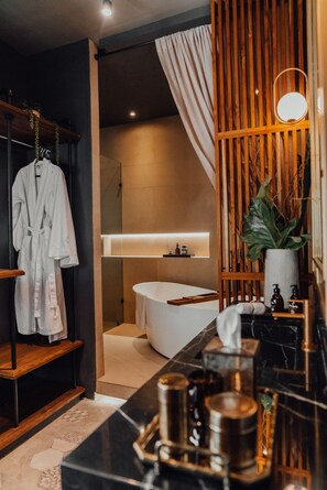 Habitacion Luxury No. 4 | Bathroom | Designer toiletries, hair dryer, towels, soap - Casa Emilia B&B Boutique (Mexico City)