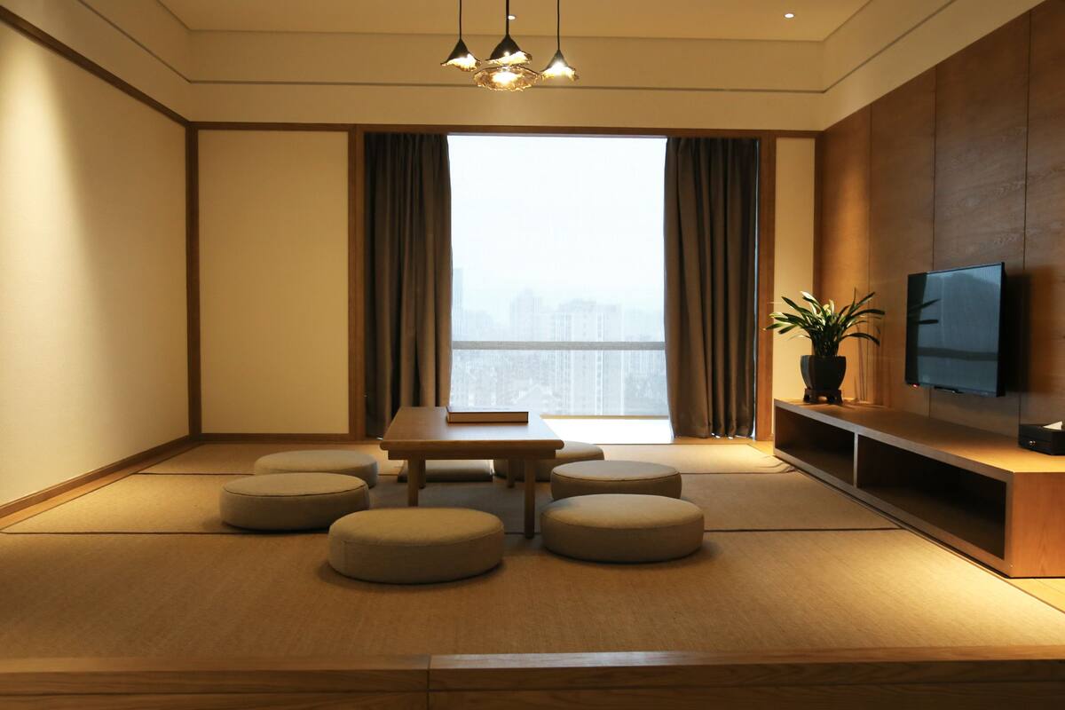 Studio Suite Business, 1 giường cỡ queen | Bộ đồ giường cao cấp, nệm có lớp đệm bông, minibar 