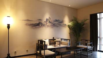 Ropa de cama de alta calidad, colchones con pillow-top y minibar