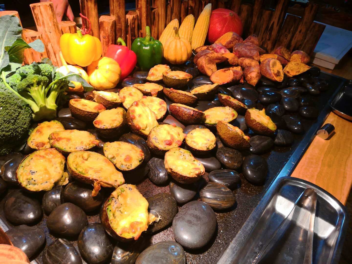 Un buffet proposant une variété de légumes et de produits de boulangerie.