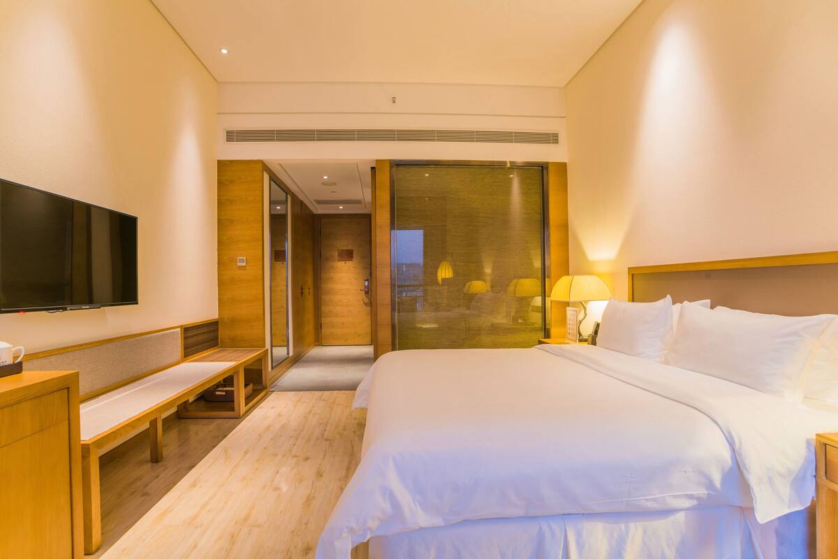 Phòng đôi Tiêu chuẩn, 1 giường cỡ queen | Bộ đồ giường cao cấp, nệm có lớp đệm bông, minibar