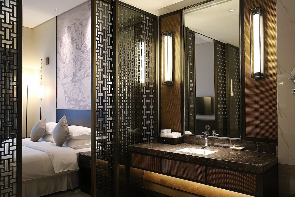 Suite estudio ejecutiva | Ropa de cama de alta calidad, colchones con acolchado adicional, minibar