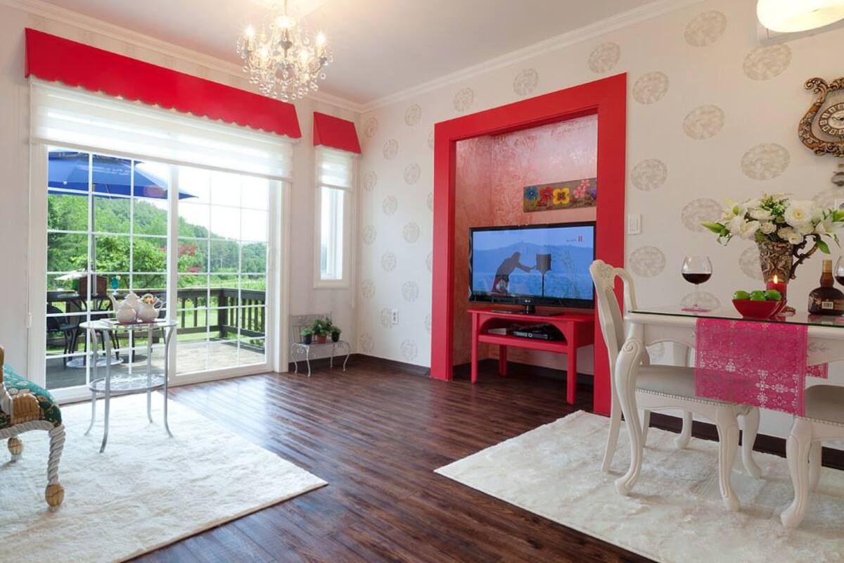 ANGEL RED | Living area | Flat-screen TV