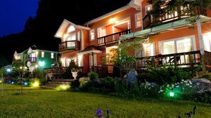 Fachada de la propiedad por la tarde o noche