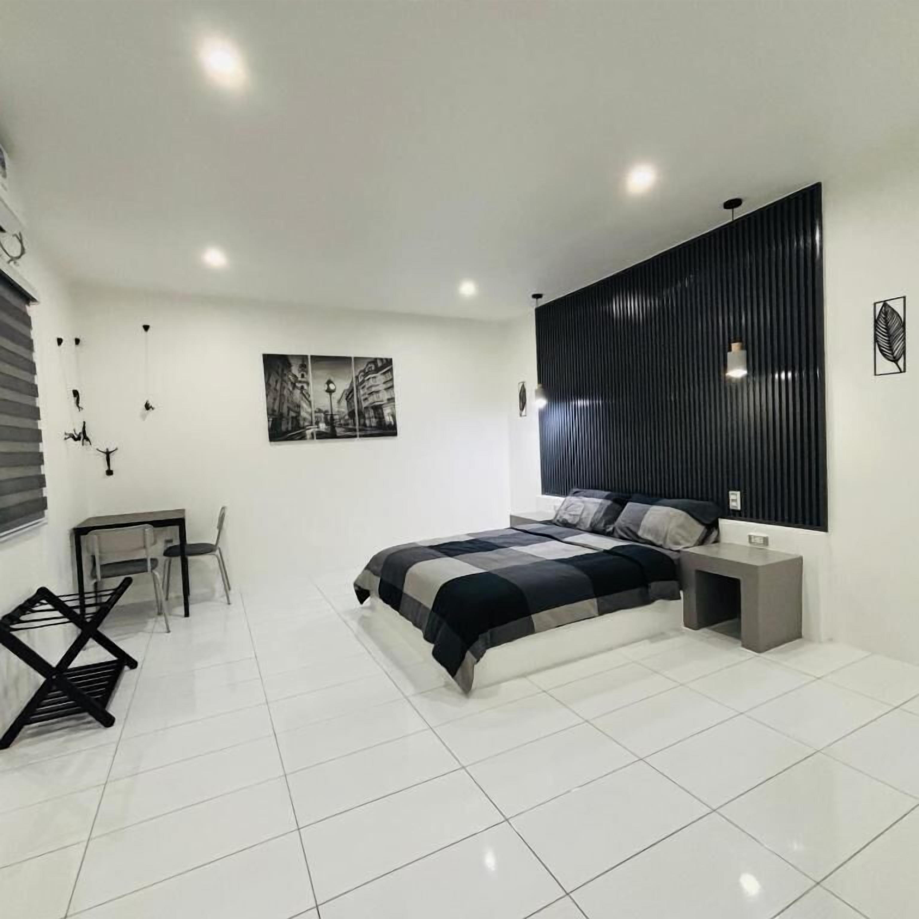 Ropa de cama de alta calidad y espacio para trabajar con laptop 