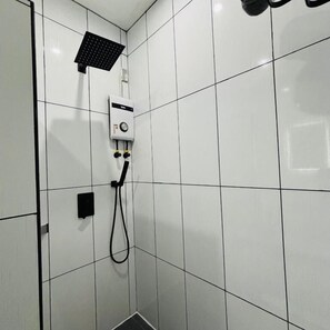 Executive-huone | Kylpyhuone | Suihku, ilmaiset hygieniatuotteet, bidee, pyyhkeet