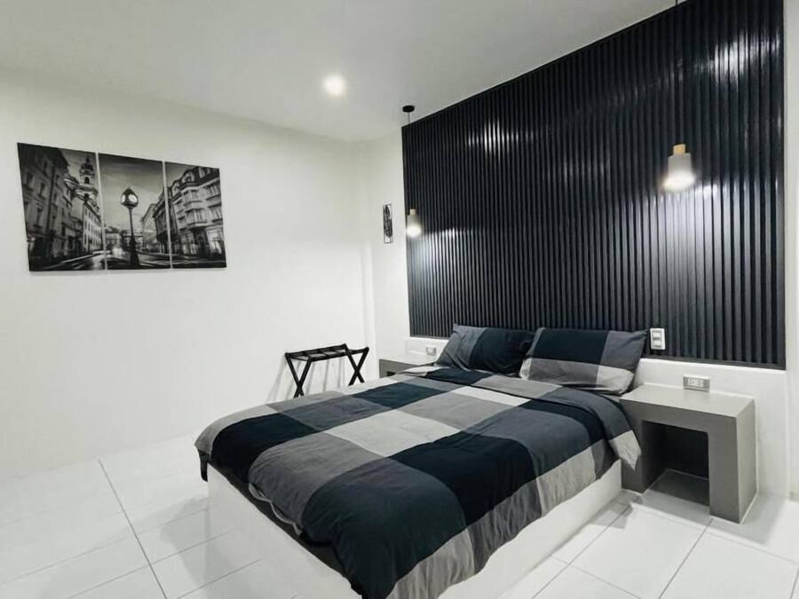 Ropa de cama de alta calidad y espacio para trabajar con laptop