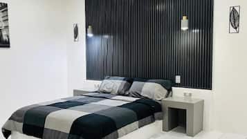 Ropa de cama de alta calidad y espacio para trabajar con laptop