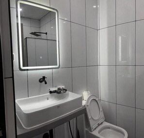 Executive kamer | Badkamer | Een douche, gratis toiletartikelen, een bidet, handdoeken