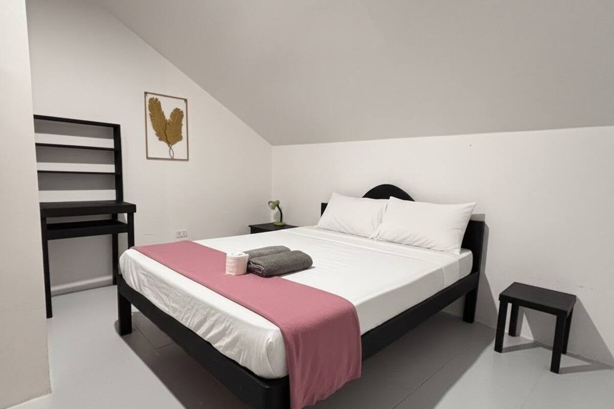 Grand kamer | Luxe beddengoed, een laptopwerkplek, beddengoed