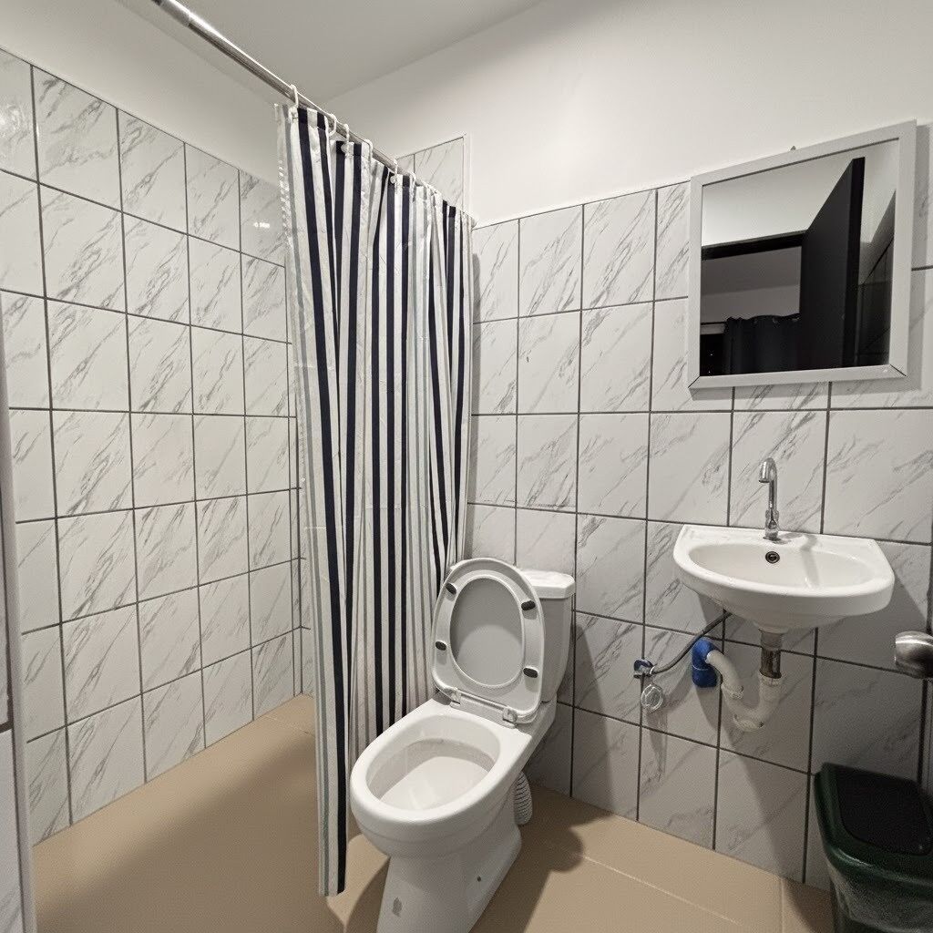 Un baño con inodoro, lavamanos y cortina de ducha.