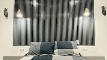 Ropa de cama de alta calidad y espacio para trabajar con laptop