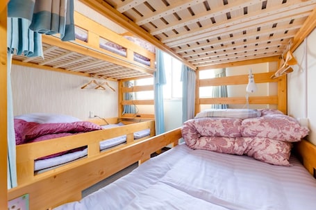 Blackout drapes, free WiFi, bed sheets