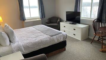 Chambre classique, 1 très grand lit, vue sur le lac | Literie de qualité, couette en duvet, lit avec matelas à plateau-coussin