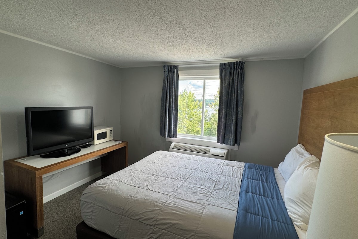 standard room, 1 queen bed, lake view | 1 bedroom, premium bedding, down duvets, pillow-top beds