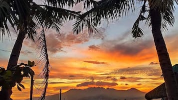 Privat strand, strandtelt (mot et tillegg), solsenger og sandvolleyball