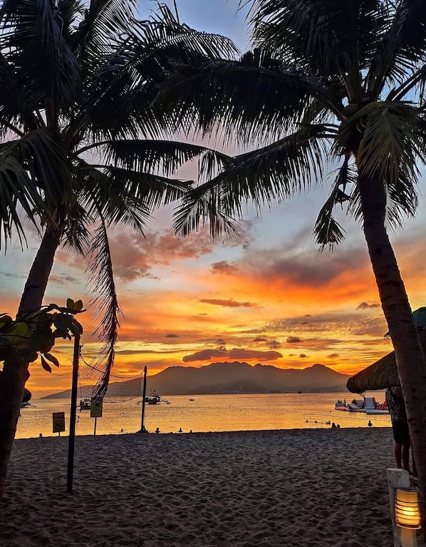 Private beach, beach cabanas, sun-loungers, beach volleyball - Samba Bluewater Resort (Olongapo)