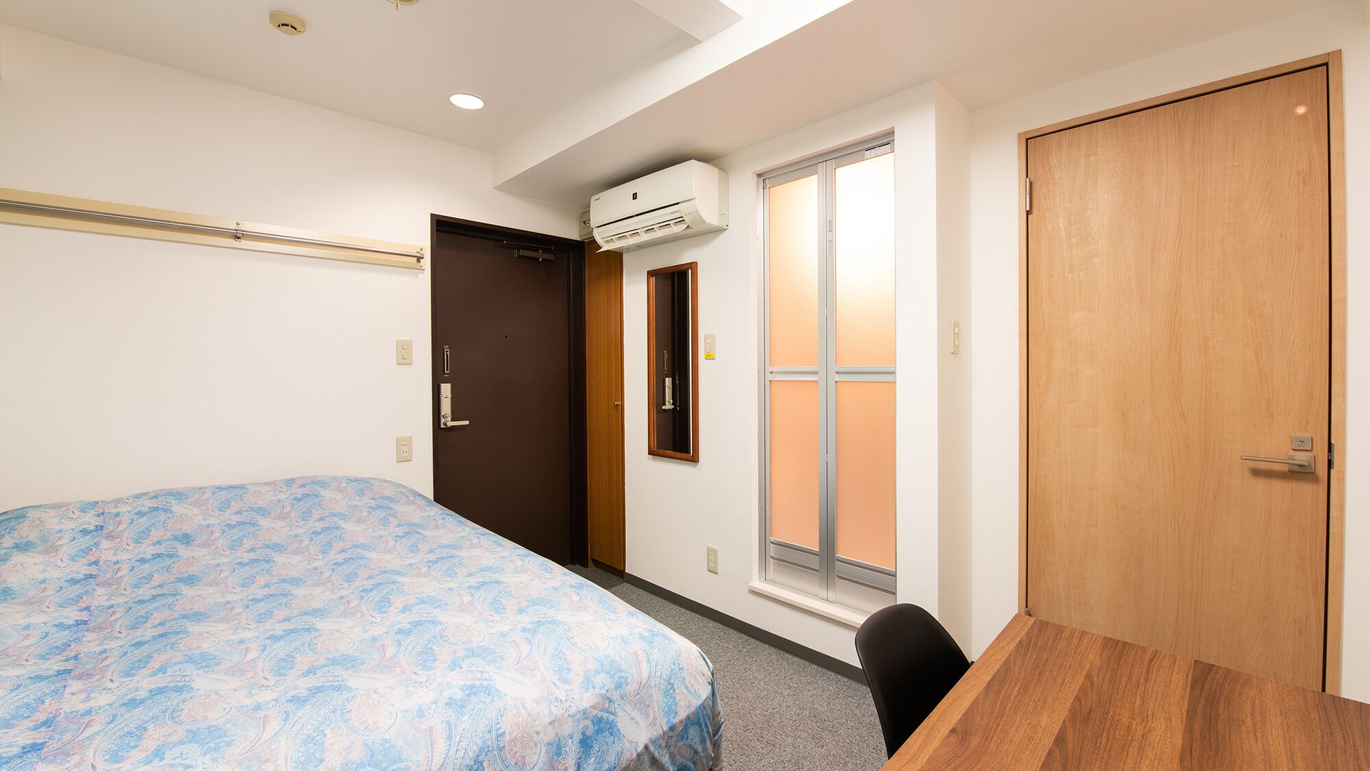 Couette en duvet, bureau, espace de travail pour ordinateurs portables