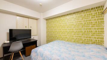 Edredones de plumas, escritorio, espacio para trabajar con un portátil