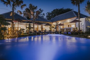 Front of property – evening/night - L.Good Lembongan Island Villas (Lembongan Island)