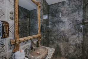 Luxury-Villa, 3 Schlafzimmer, eigener Pool | Badezimmer | Dusche, Bidet, Handtücher, Seife