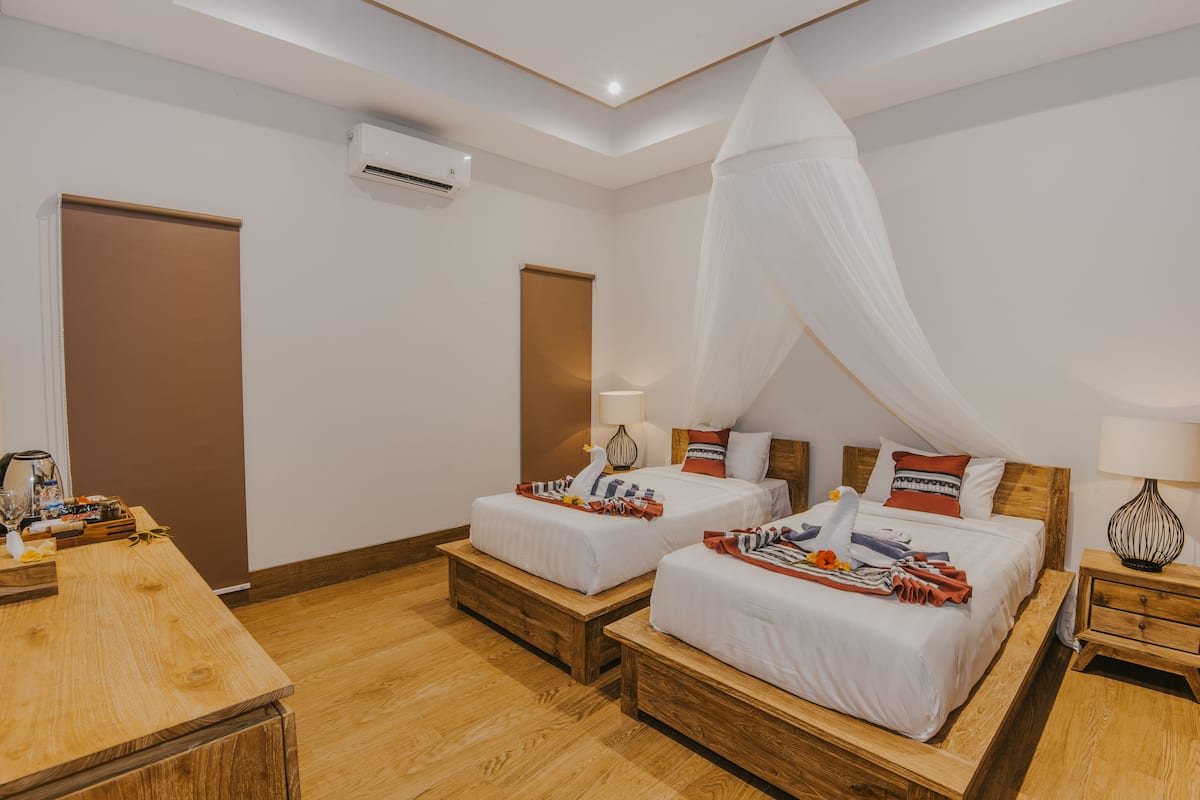 Premium bedding, minibar, in-room safe, desk