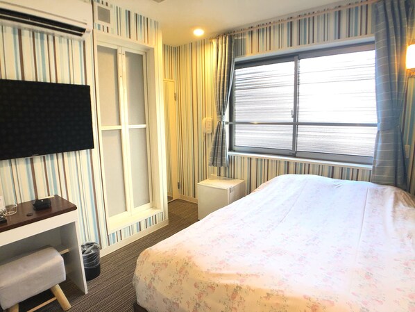 ألحفة محشوة بالريش ومكتب وستائر تعتيم وواي فاي مجانًا