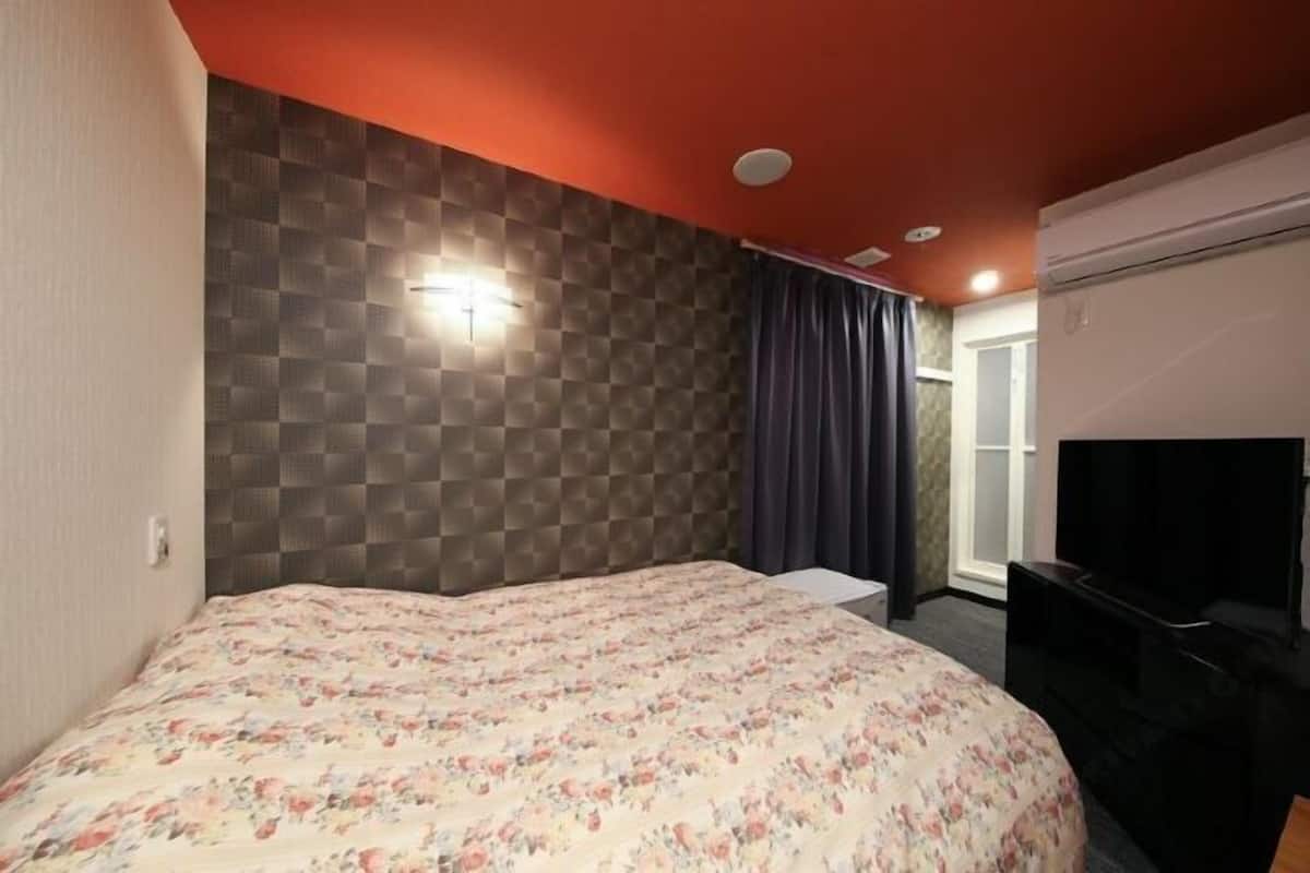Edredón, escritorio, cortinas blackout y wifi gratis