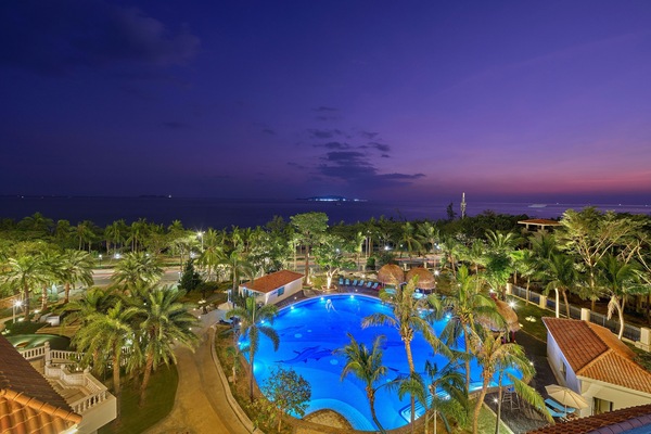 2 outdoor pools