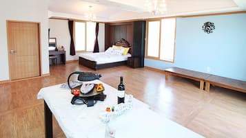 Room (306 307) | Living area