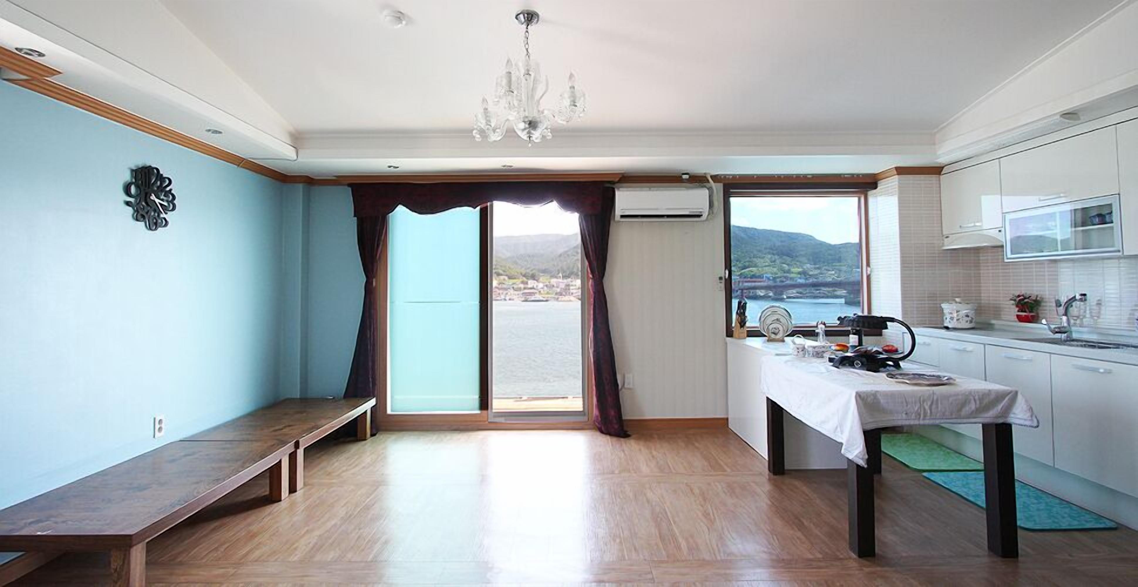 Room (306 307) | Living area | Flat-screen TV