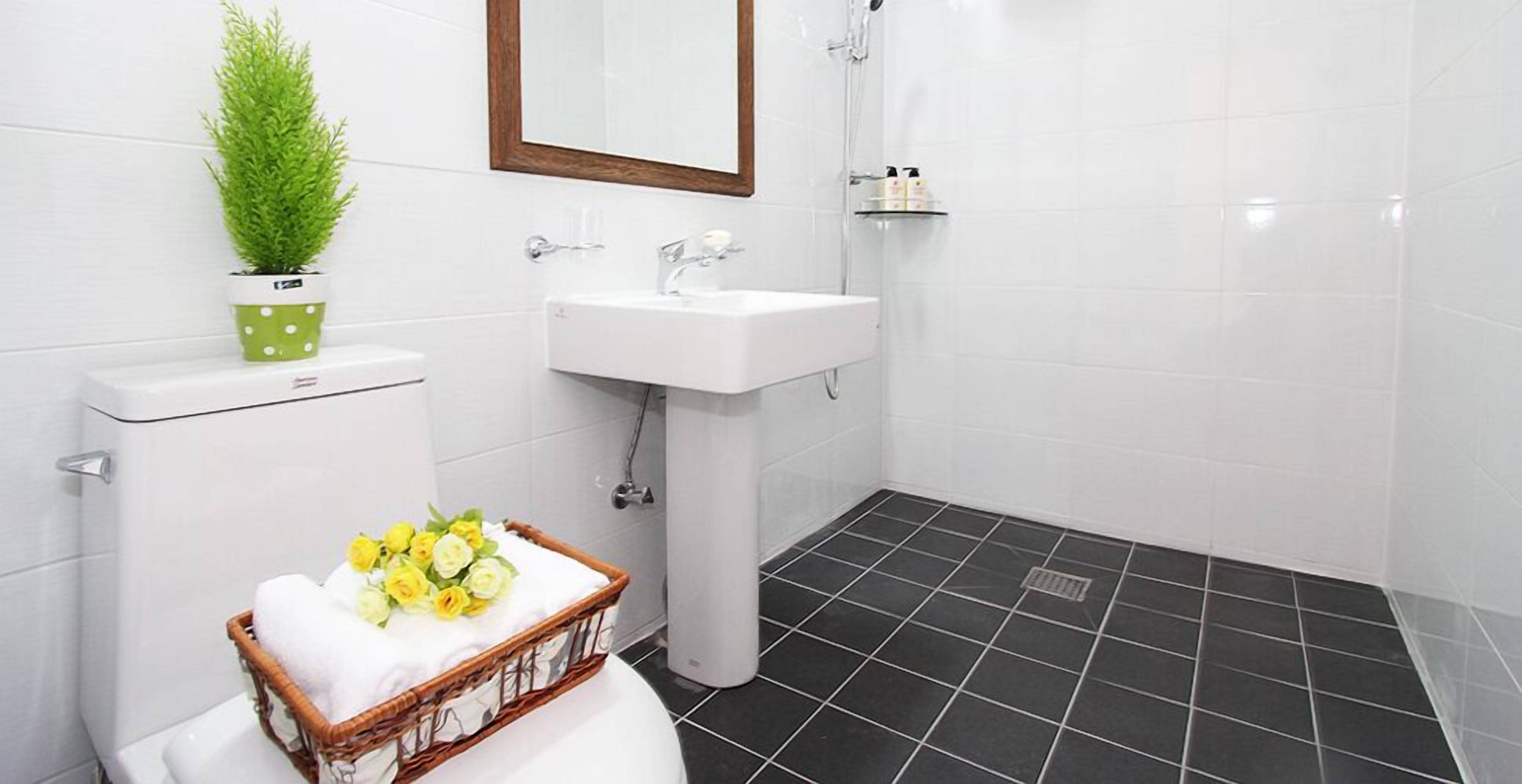 ห้องดับเบิล (Orange Pink Green Blue) | ห้องน้ำ | ฝักบัว, ของใช้ในห้องน้ำฟรี, ไดร์เป่าผม, ผ้าเช็ดตัว