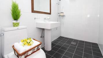 Habitación doble (Orange Pink Green Blue) | Baño | Ducha, artículos de higiene personal gratuitos y secador de pelo