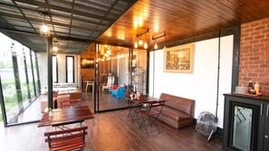 Bữa sáng đặc sản địa phương hàng ngày (100 THB/mỗi người)