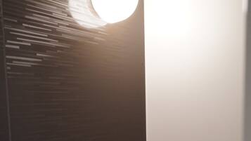 Casa econômica, em dormitório misto | Banheiro | Chuveiro/banheira combinados, produtos de toalete grátis