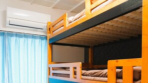 A bunk bed room with a chair and an air conditioning unit. - Guest House Ioly Osaka - Hostel (Fujiidera)