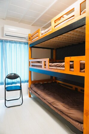 Habitación económica, dormitorio mixto | Cortinas blackout, tabla de planchar con plancha y wifi gratis 