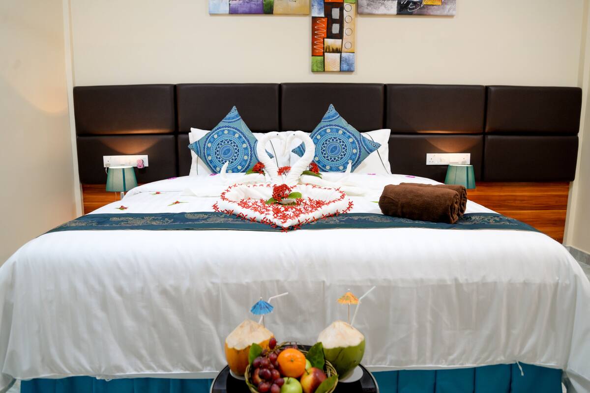 Quarto luxo | Roupas de cama premium, edredons de pluma, frigobar, cofres nos quartos