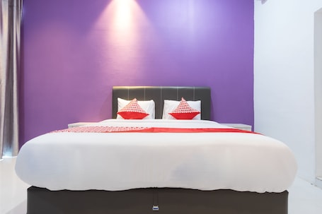 Escritorio, wifi gratis y ropa de cama