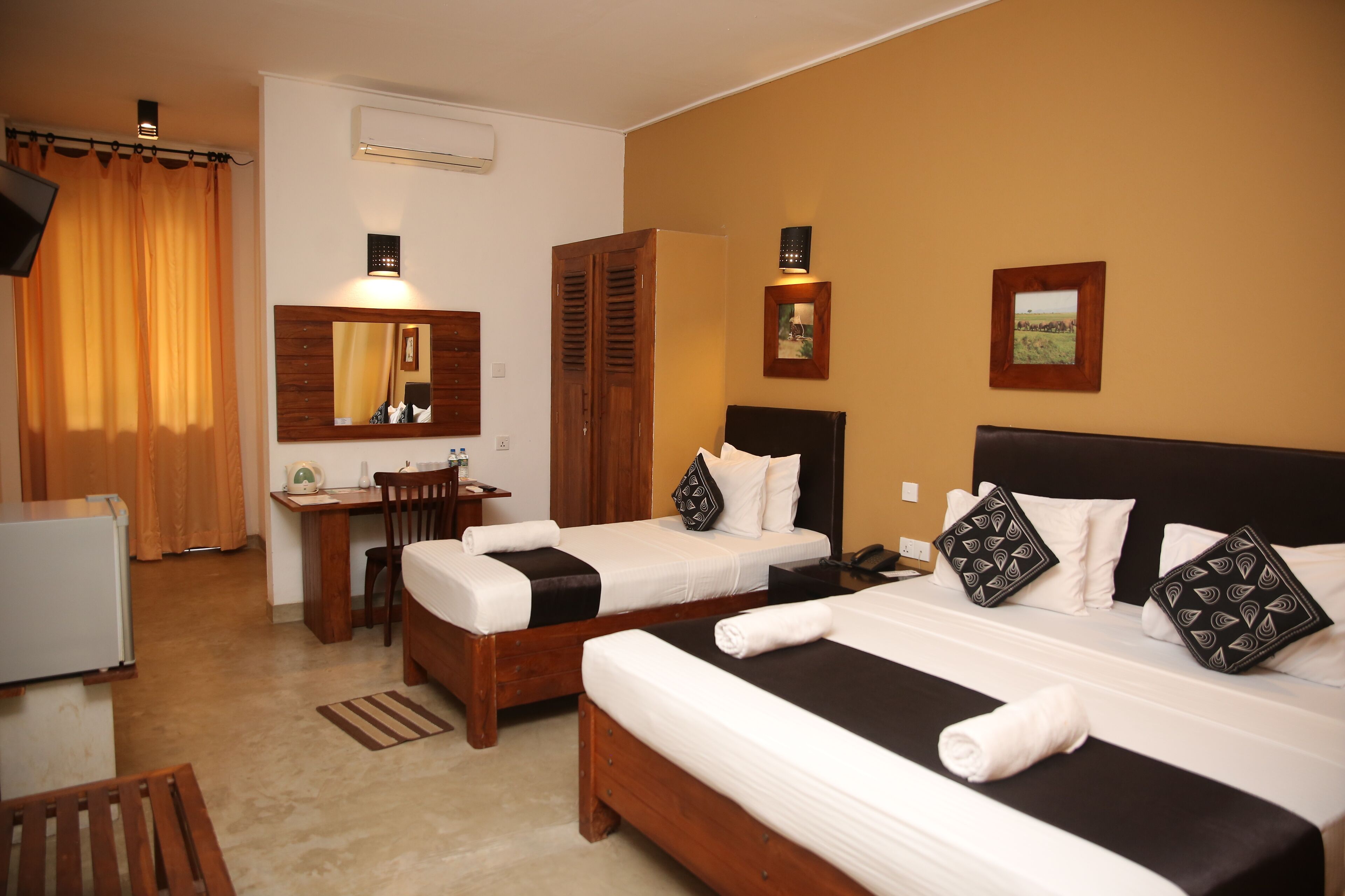 Caja de seguridad en la habitación y espacio para trabajar con laptop 